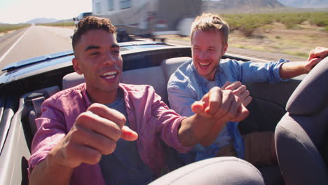 dos amigos en un viaje por carretera en un coche descapotable filmado en r3d