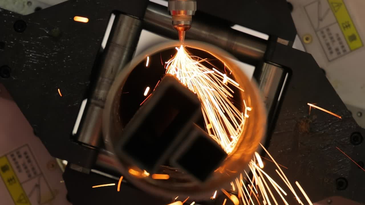 Taglio laser CNC di metallo, moderna tecnologia industriale.