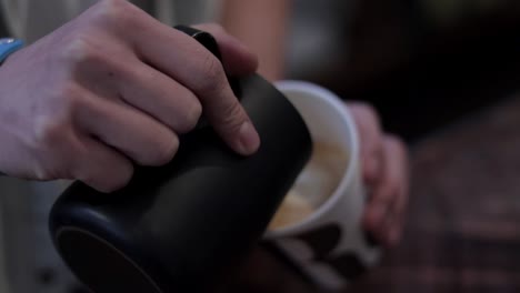 caffè della terza ondata preparato in una caffetteria alla moda nel centro di vancouver, bc, canada