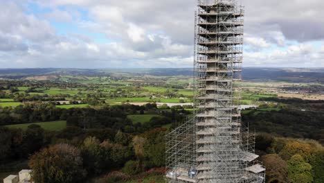 vista aérea del monumento de wellington cubierto de andamios para reparaciones en blackdown hills en somerset