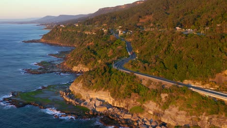 Larga-Carretera-Entre-Un-Exuberante-Bosque-Verde-En-Nueva-Gales-Del-Sur,-Australia---Toma-Aérea