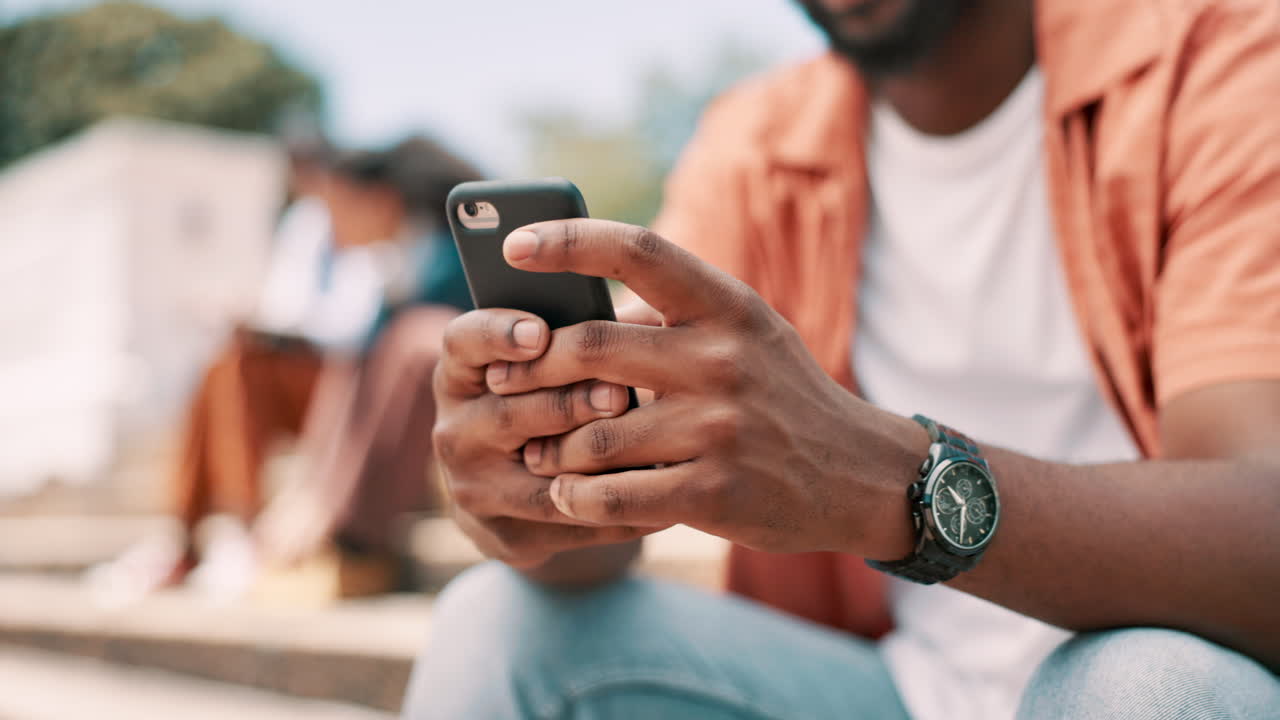 Uomo che utilizza smartphone all'aperto