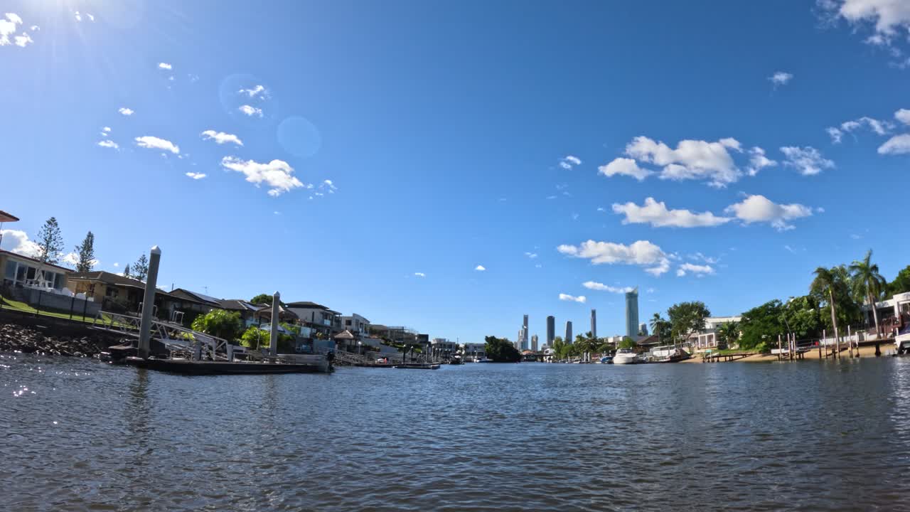 골드 코스트 운하를 가로질러 평화로운 보트 타기