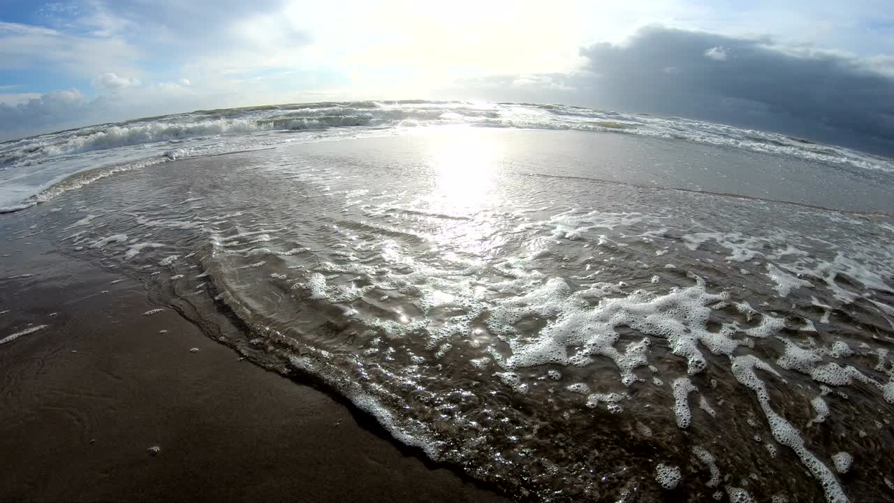 playa de arena con olas, mar del norte, jutlandia, sondervig, dinamarca, 4k