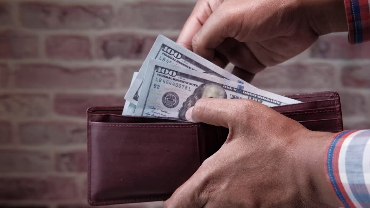 persona que pone dinero en la billetera