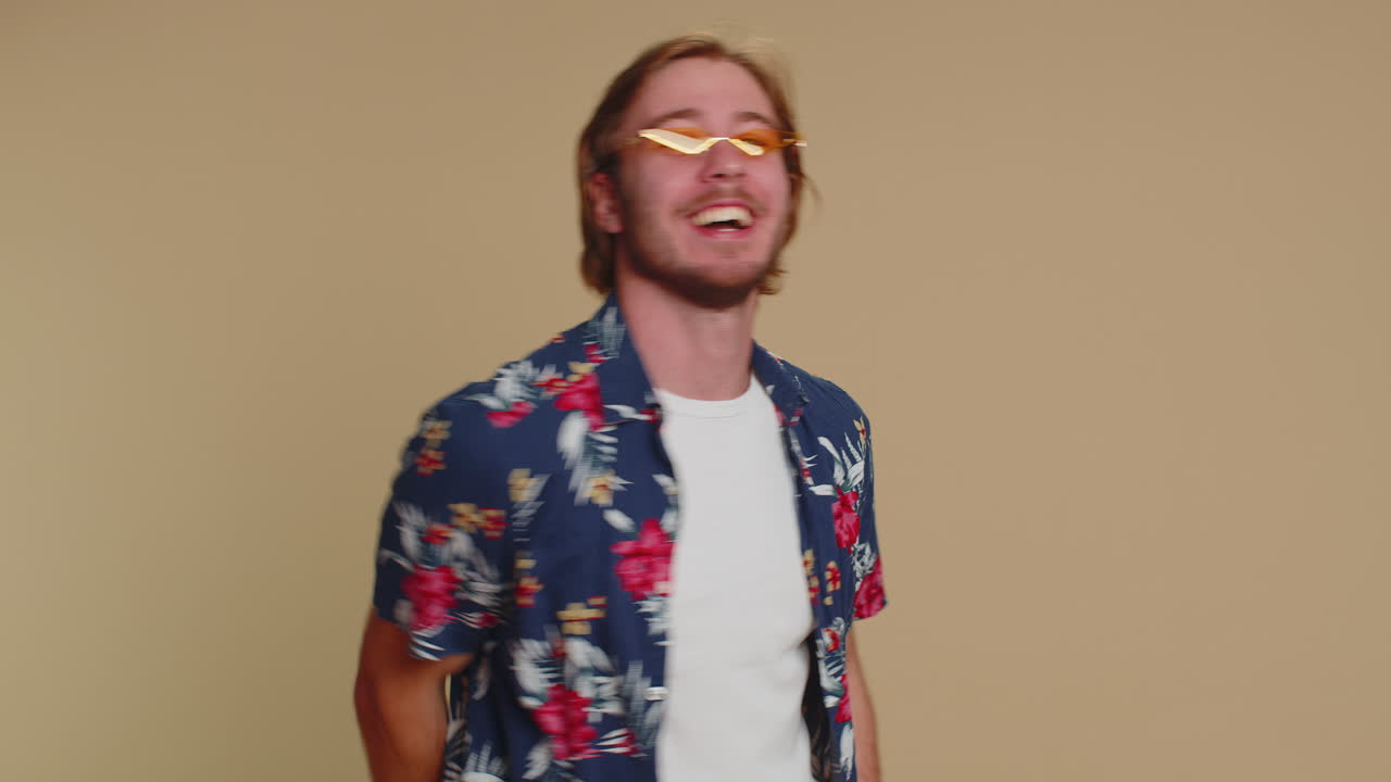 행복한 흥분한 남자가  ⁇ 드폰을 사용해서 "와우"라고 말했어요.