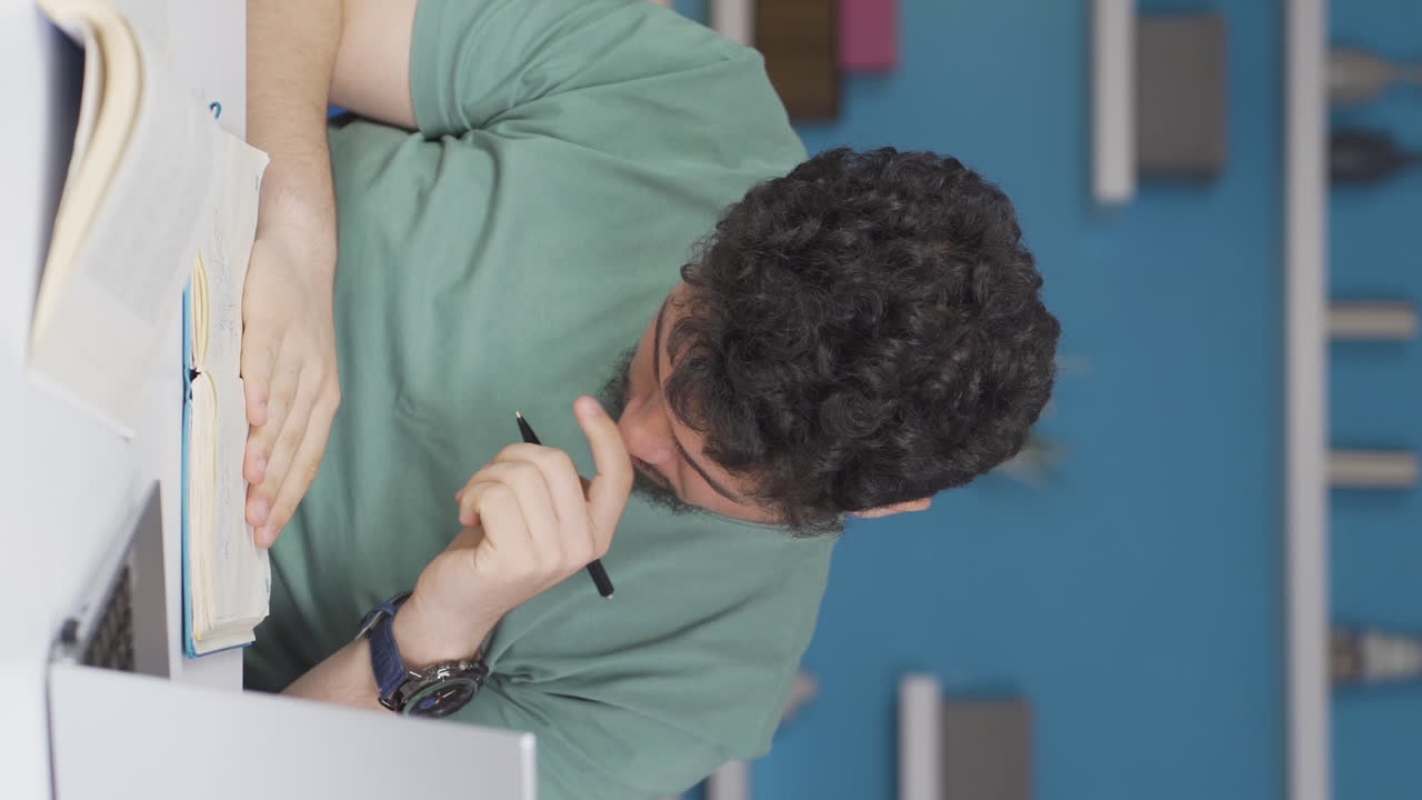 Video verticale di uno studente maschio che riceve cattive notizie al telefono