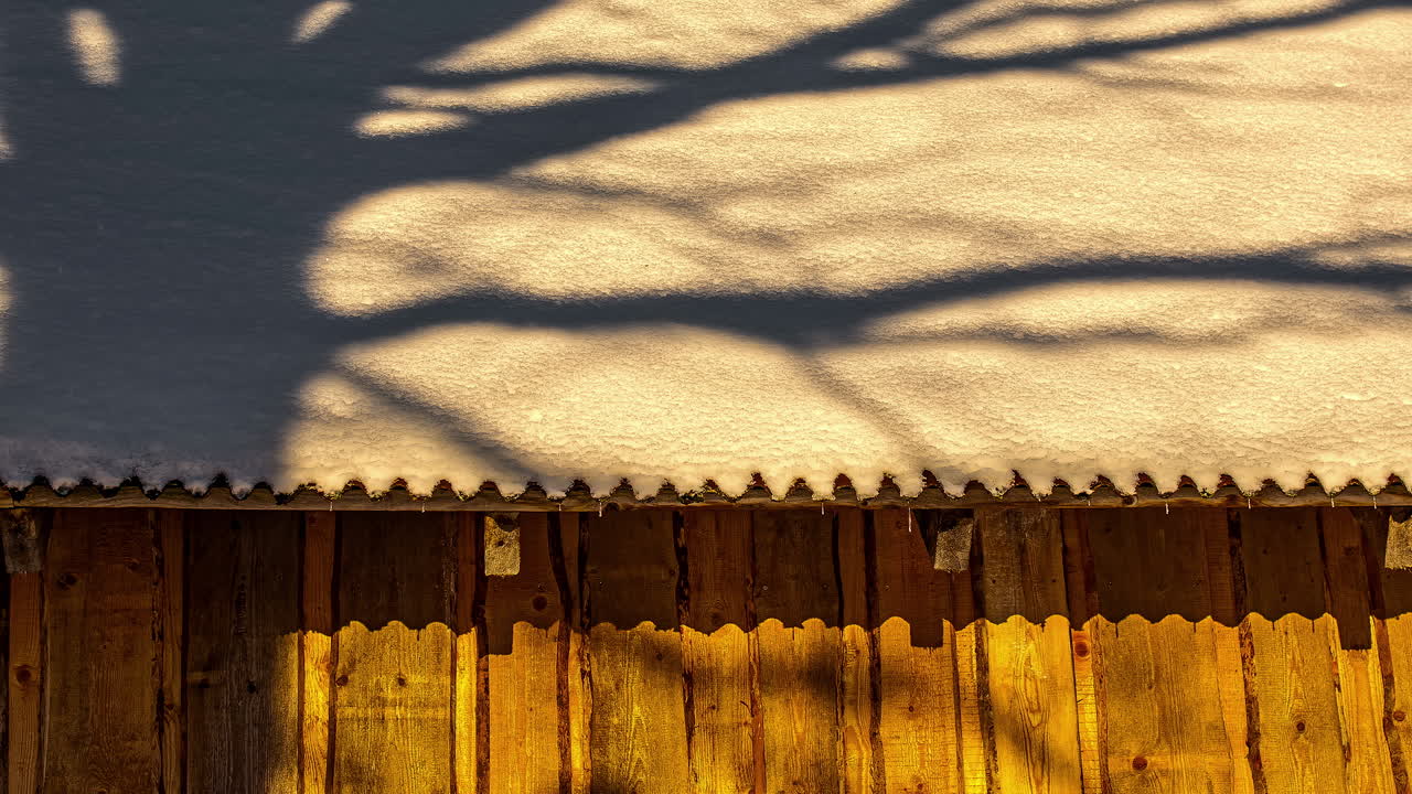 집 지붕의 하늘을 따라 태양이 움직이는 결과로 나무 그림자가 시간 경과에 따라 움직이는 시간 경과