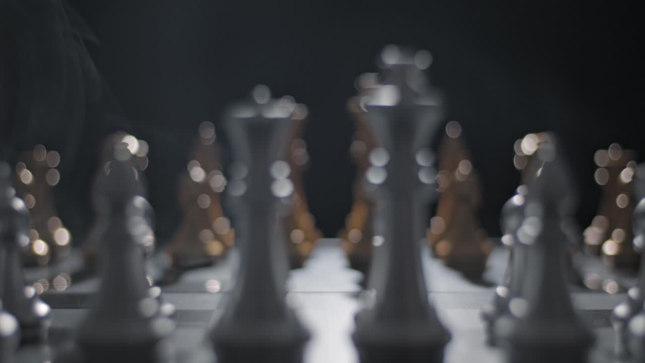 glidende skud afslører en konge og dronning på et skak sæt med et lag af røg i forgrunden