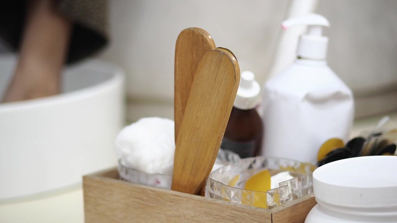 Primo piano di prodotti di bellezza e strumenti per una spa per i piedi