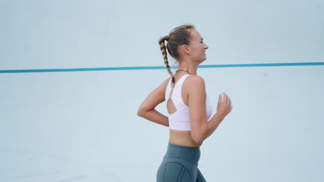 chica corriendo en la pista de atletismo