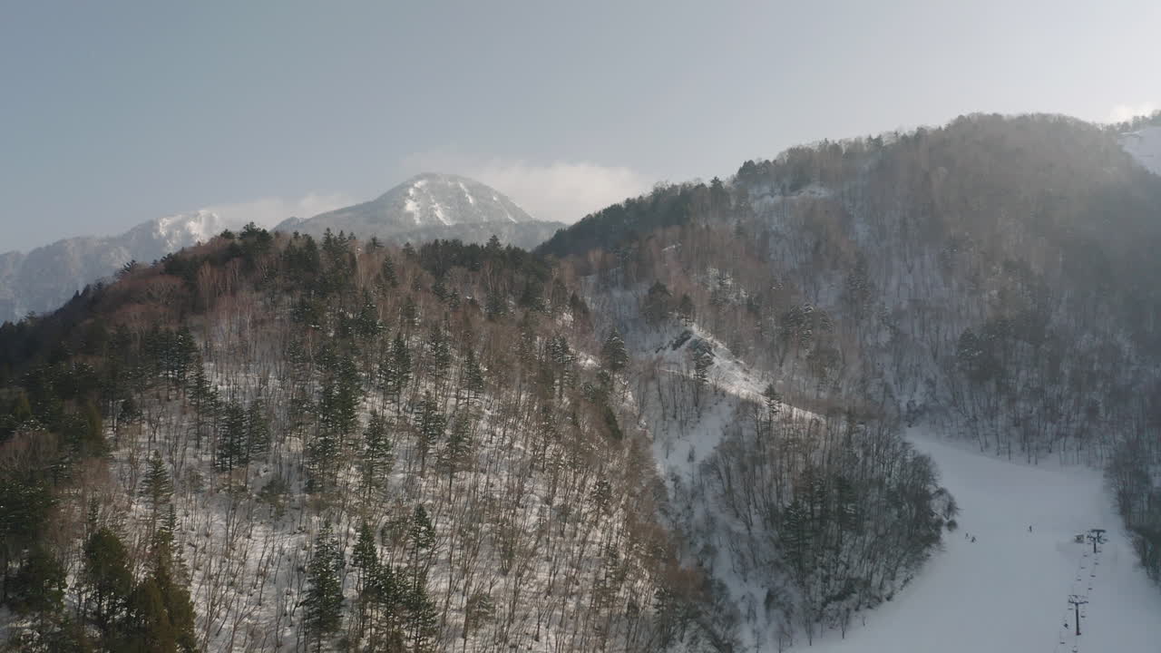 panorama de la estación de esquí cubierta de nieve con teleféricos en okuhida hirayu, takayama, japón
