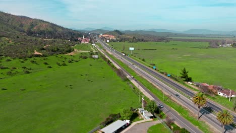 Vista-Aerea-Dolly-En-Ruta-68-Chile-Santiago-Valparaiso-Campos-Verdes-Autos-Dia