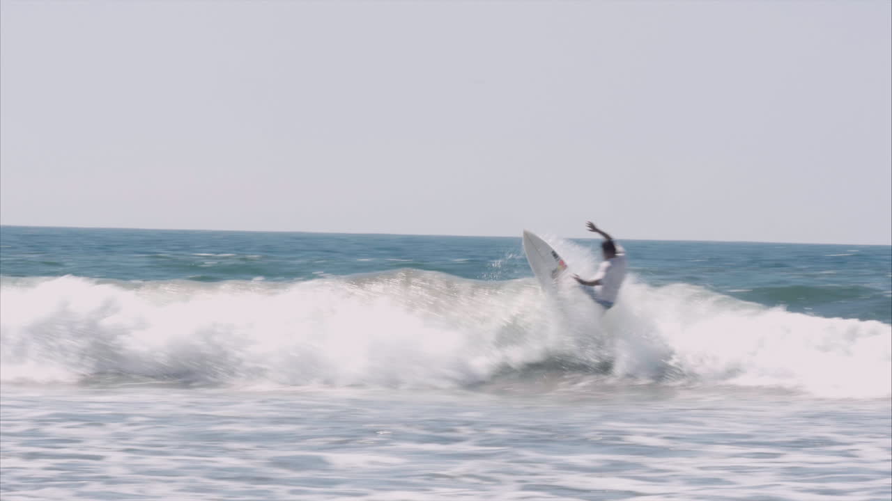 니카라과에서 파도를 치는 서퍼