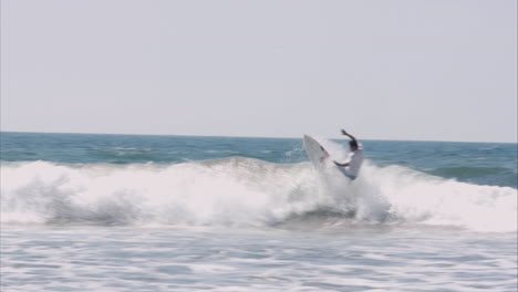 surfista golpeando las olas en nicaragua