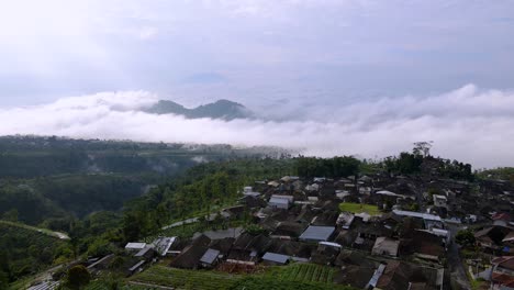 Sobrevuelo-Aéreo-De-La-Aldea-Mangli-En-La-Ladera-Del-Monte-Sumerging-Durante-La-Mañana-Mística-En-Indonesia