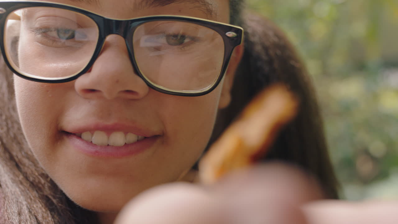 adolescente feliz sosteniendo mariposa aprendiendo insecto hábitat natural disfrutando de la naturaleza en el santuario de vida silvestre zoológico 4k