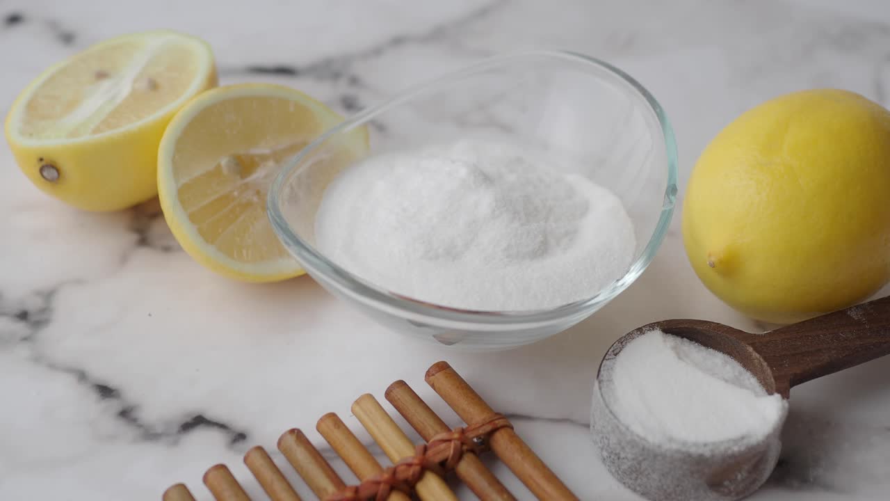 레몬과 베이킹 소다 청소 용품