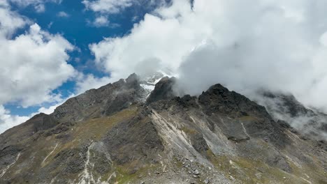 Vista-Aérea-De-Drones-Del-Monte-Salkantay-1