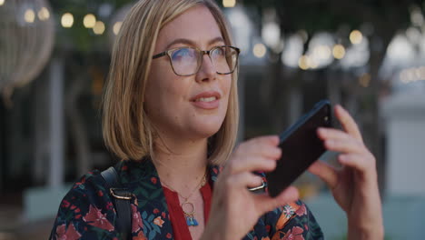 Porträt-Einer-Schönen-Blonden-Frau,-Die-Ein-Smartphone-Benutzt-Und-Ein-Foto-Macht.-Professionelle-Frau-Genießt-Die-Besichtigung-Der-Stadt-Mit-Mobiler-Kameratechnologie-In-Zeitlupe