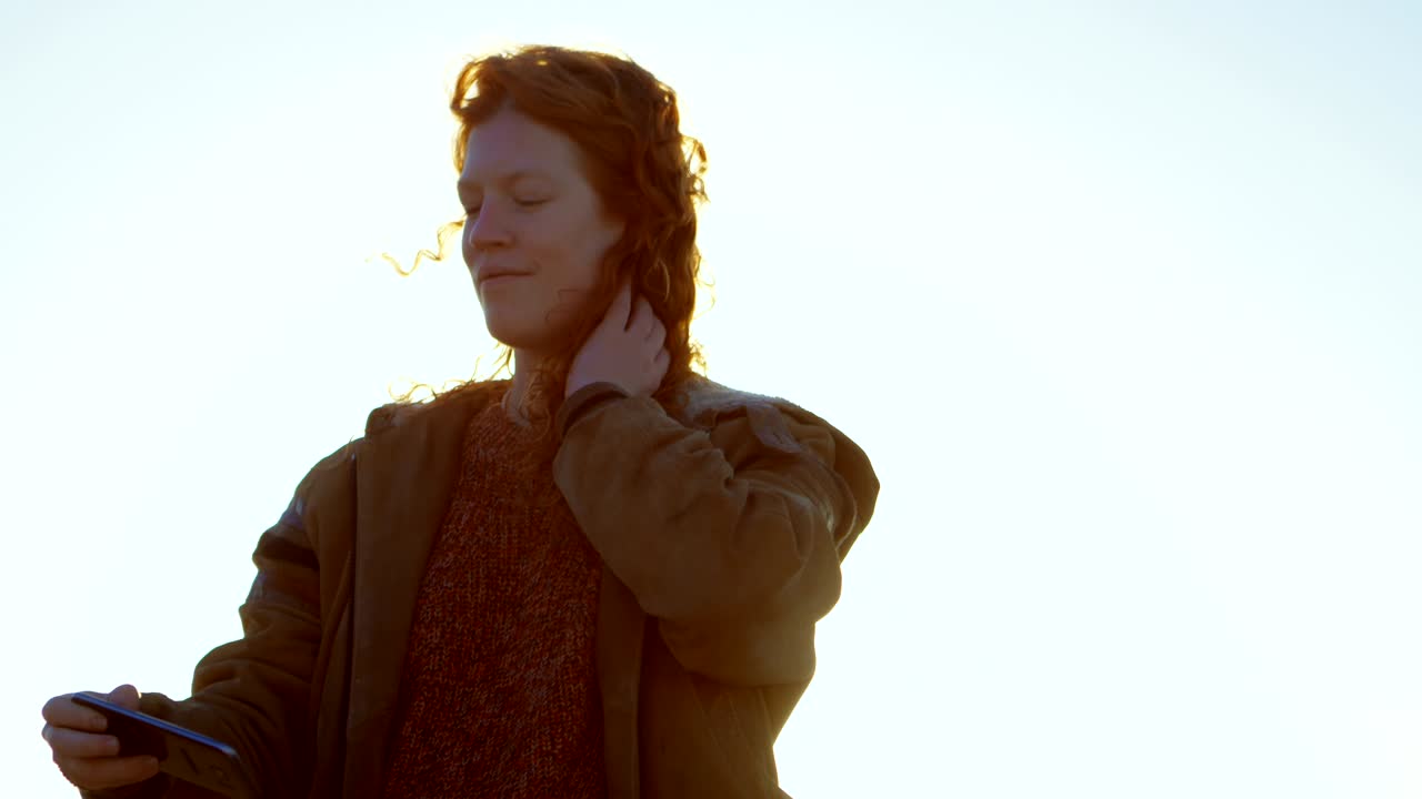 mujer tomando una selfie con teléfono móvil en el muelle 4k