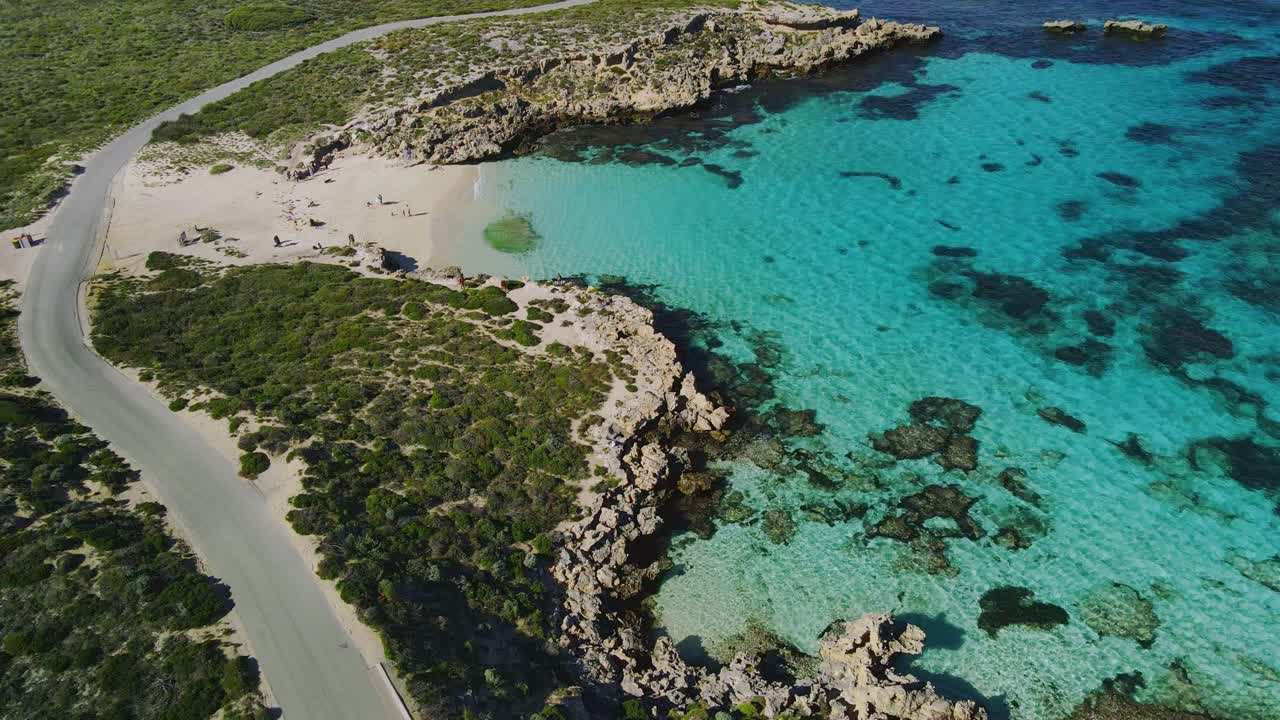 Vista aerea di persone a Salmon Bay, isola di Rottnest, Australia - in orbita, ripresa con drone.