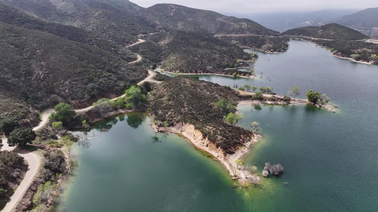 pequeña isla en el embalse de bouquet en santa clarita sur california en un día de mal humor pan de transporte aéreo 60fps