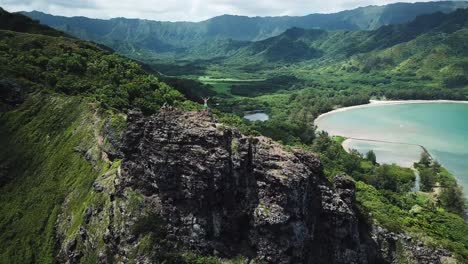 impresionante disparo de dron que rodea a un excursionista en la cima de la caminata del león agazapado