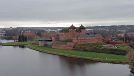 Aerial-footage-of-Häme-Castle-in-Hämeenlinna,-Finland