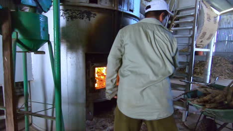 hombre en cámara lenta arrojando madera a un horno