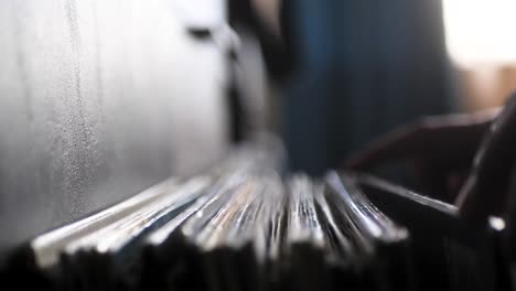 mirando a través de discos de vinilo