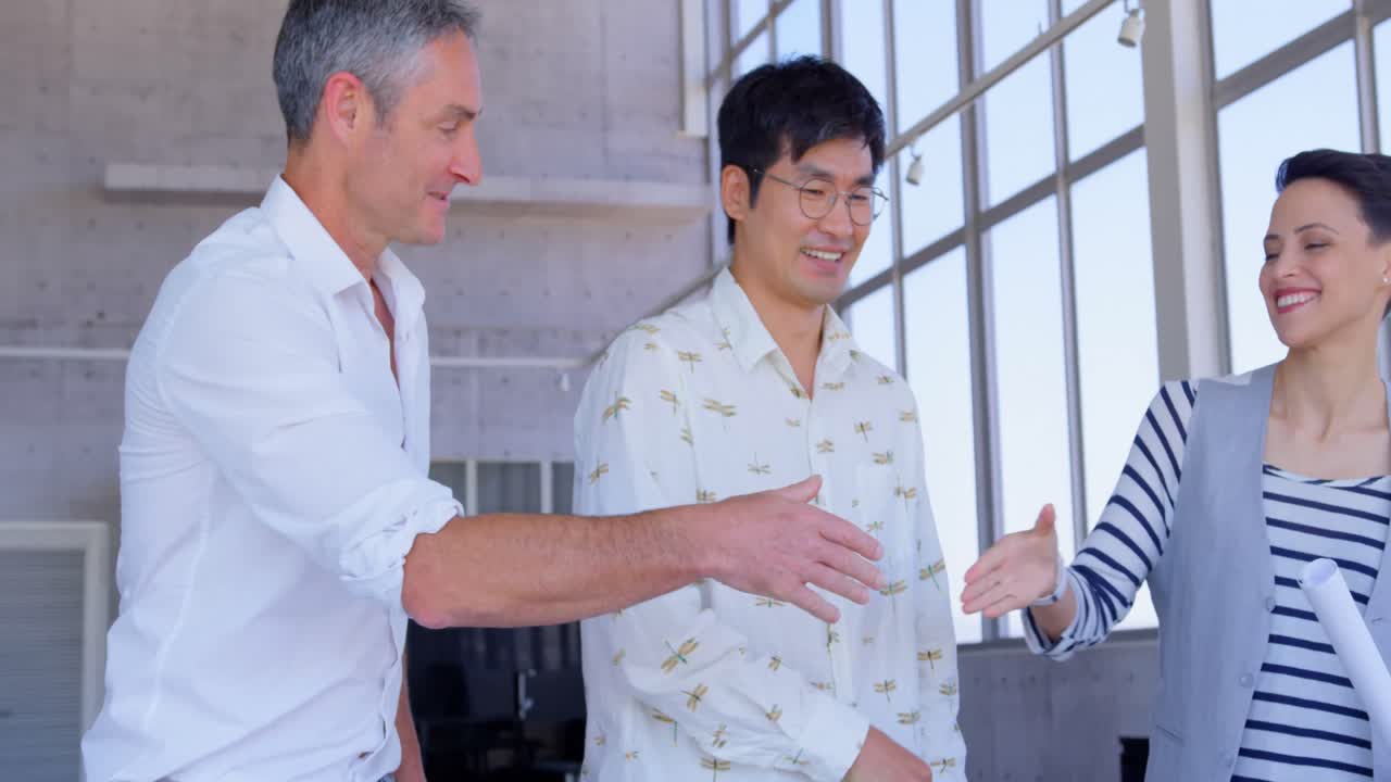 현대적인 사무실 4k 프론트 뷰에서 문서와 노트북을 통해 토론하는 다민족 비즈니스 사람들