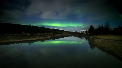 Timelapse-De-La-Aurora-Boreal-Desde-El-Parque-Nacional-De-Thingvellir-En-Islandia