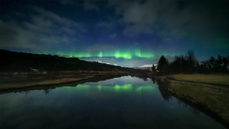 timelapse de la aurora boreal desde el parque nacional de thingvellir en islandia