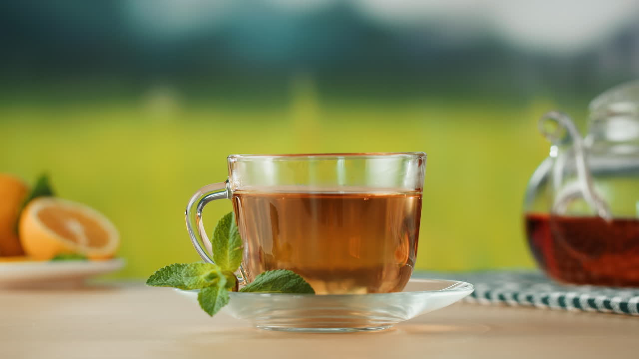 유리 컵 에 차 를 부는 것