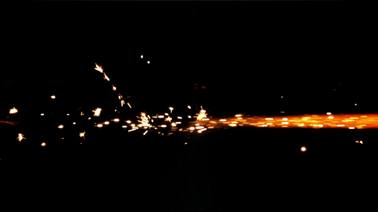 Strom glühender Feuerfunken auf schwarzem Hintergrund