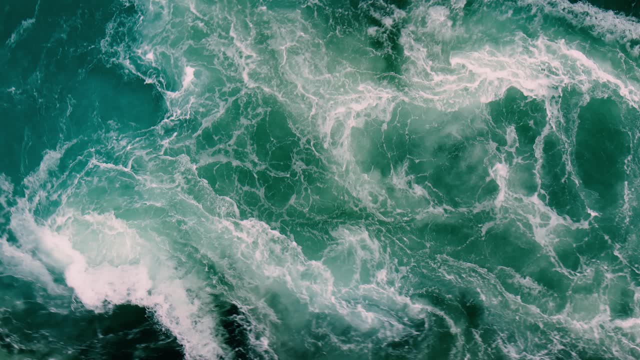 las olas de agua del río y el mar se encuentran durante la marea alta y la marea baja.