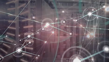 animación de la red de conexiones con iconos y procesamiento de datos sobre la sala de servidores