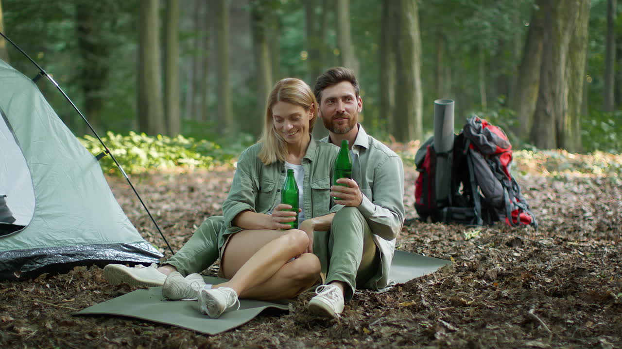 숲 에서 캠핑 하는 부부