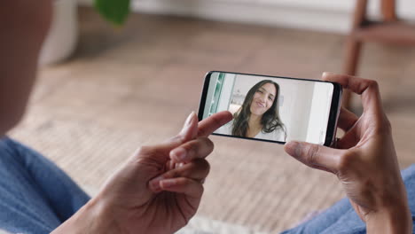 Mujer-Sorda-Que-Usa-Un-Teléfono-Inteligente-Para-Chatear-Por-Video-Con-Su-Mejor-Amiga-Comunicándose-Con-Gestos-Manuales-En-Lenguaje-De-Señas-Disfrutando-De-La-Comunicación-En-Línea