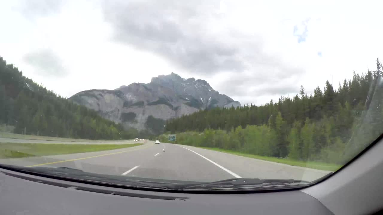 Timelapse dall'auto che attraversa parchi nazionali in Canada