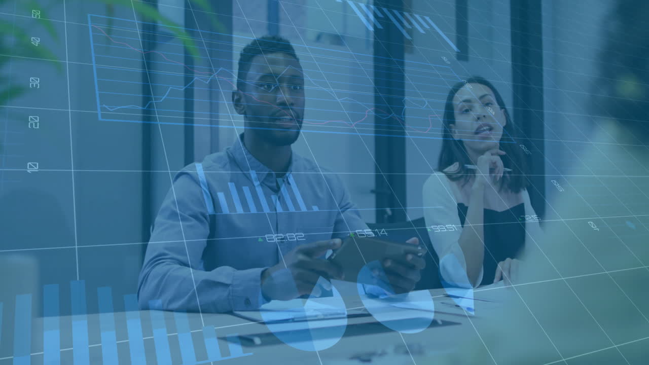 Animation d'analyse de données commerciales sur une réunion avec des professionnels diversifiés au bureau.