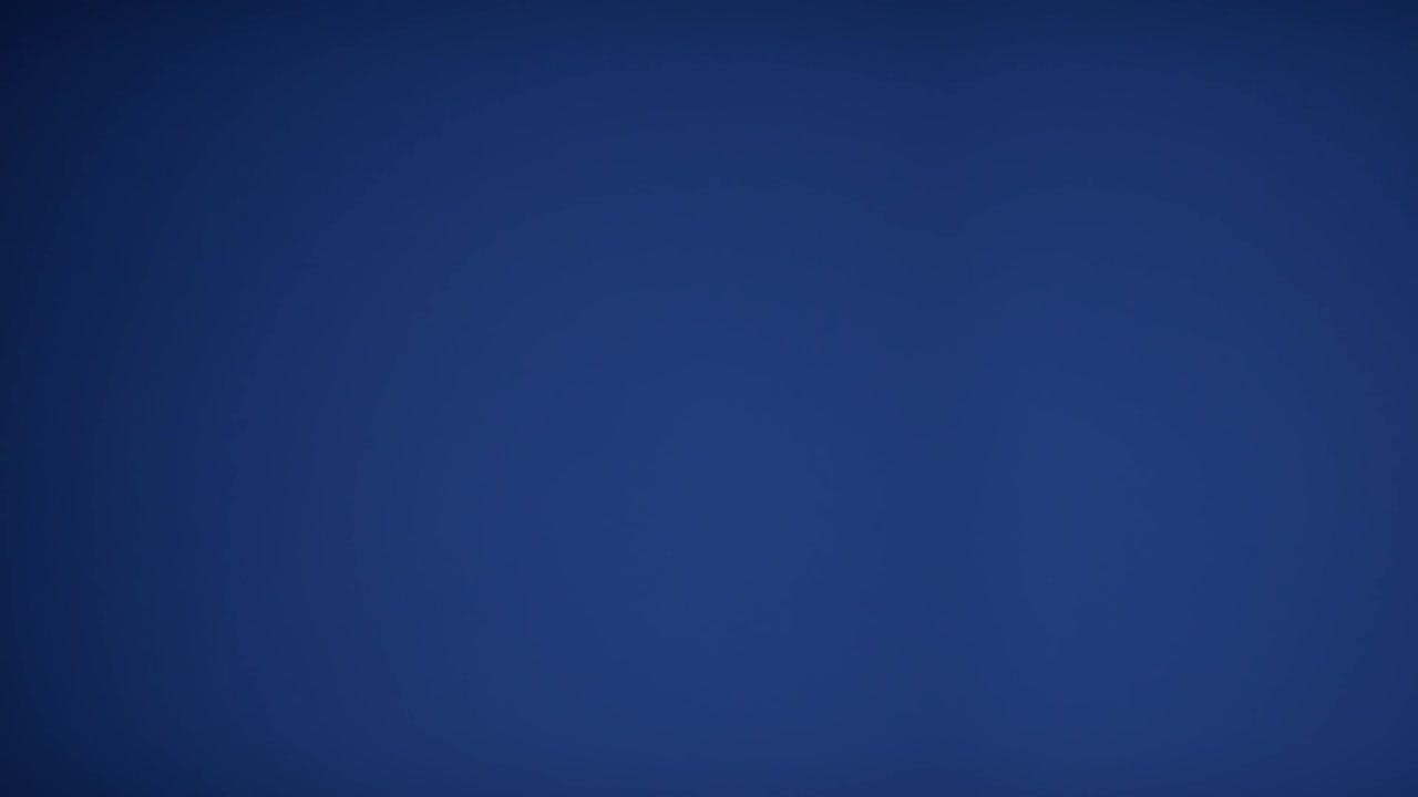 moras frescas lanzadas volando colgando en el aire y cayendo