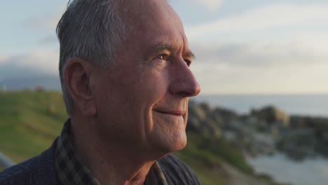 vista de perto de um homem idoso olhando para longe