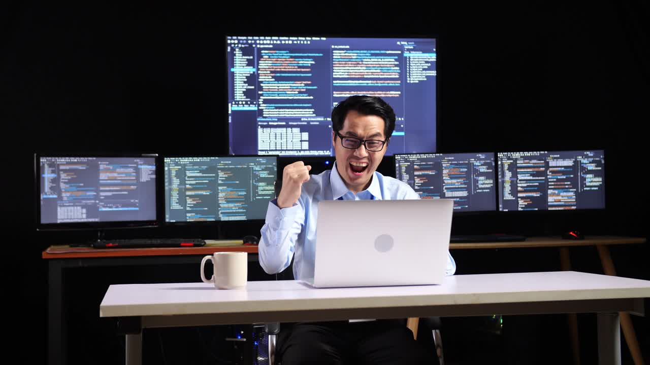 programador emocionado celebrando el éxito