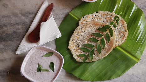 Drehset-Dosa-Ist-Ein-&#39;Set&#39;-Aus-2-Dosas-Mit-Butter-Oder-Ghee-Und-Chutney-Auf-Schönem-Hintergrund