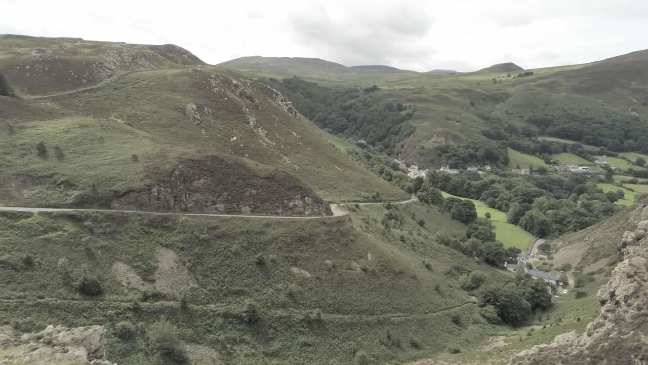 capelulo penmaenmawr montaña galesa valle costero vista aérea norte de gales dolly izquierda bajando