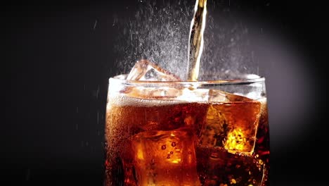 cola con hielo y burbujas en cámara lenta de vidrio.