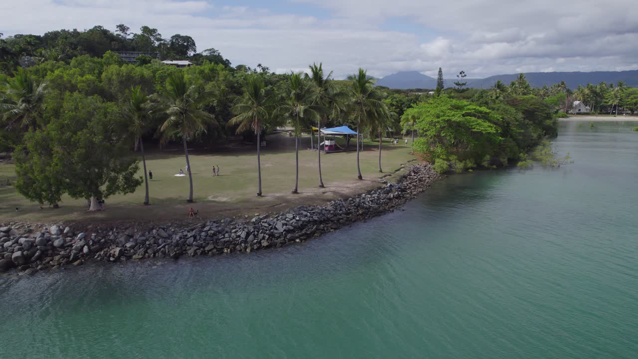 퀸즐랜드 주 포트 더글라스에 있는 렉스 스밀 공원과 놀이터에서 즐거운 시간을 보내는 사람들