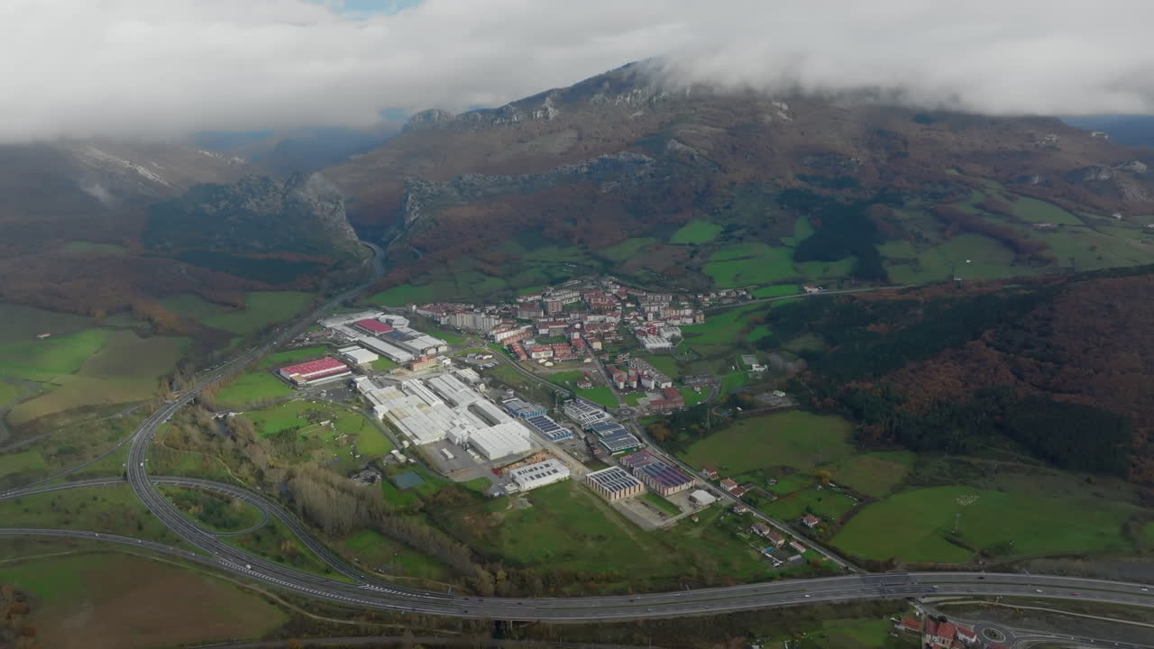 산업 지역 이 있는 산 계곡 에 있는 도시 의 공중 사진